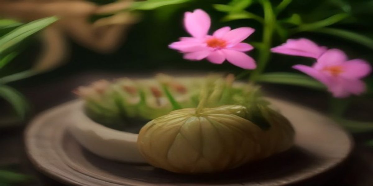 缘起聊天编辑团队在明亮的办公桌前讨论内容选题，桌面摊开着笔记与电脑，氛围专注而温暖